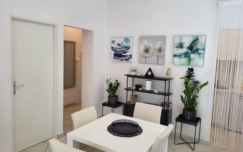 Katarina: Pianta, Proprietà, Mobilia, Tavolo, Vaso Di Fiori, Pianta Della Casa, Comfort, Interior Design, Pavimentazione, Pavimento
