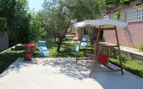 Ines: Backyard, Proprietà, Cortile, Shade, Immobiliare, Giardino, Landscaping, Erba, Terrazza, Costruzione