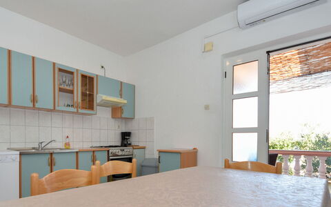 Ines: Proprietà, Tavolo, Mobilia, Sedia, Finestra, Cabinetry, Costruzione, Legna, Illuminazione, Interior Design