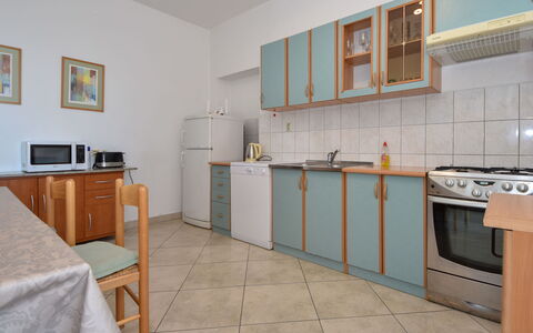 Ines: Cabinetry, Mobilia, Lavandino Della Cucina, Controsoffitto, Costruzione, Lavello, Rubinetto, Elettrodomestico Da Cucina, Cucina Stufa, Legna