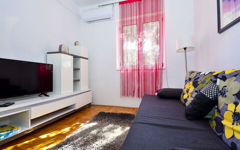 Ines: Proprietà, Decorazione, Televisione, Comfort, Viola, Finestra, Interior Design, Soggiorno, Pavimento, Legna