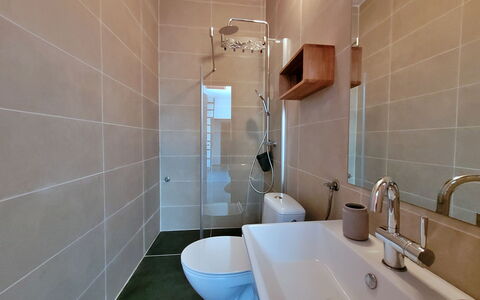 Stefan: Specchio, Rubinetto, Lavello, Idraulico Fixture, Proprietà, Lavandino Del Bagno, Bagno, Interior Design, Pavimento, Linea