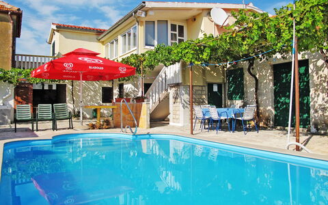 Mali Ive: Acqua, Pianta, Costruzione, Proprietà, Piscina, Cielo, Mobilia, Azzurro, Sedia, Finestra