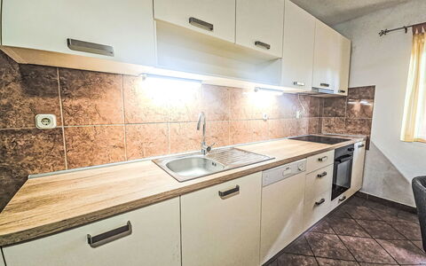 Gorana: Cucina, Controsoffitto, Apparecchio Major, Pavimentazione, Legna, Elettrodomestico Da Cucina, Interior Design, Cabinetry, Pavimento, Idraulico Fixture