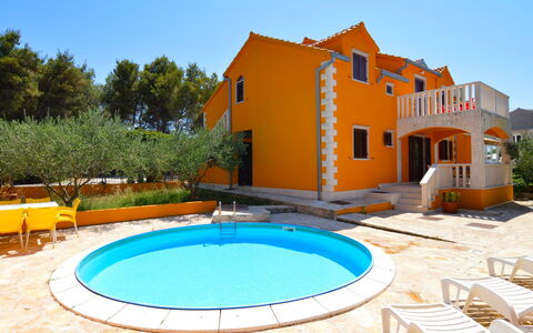 Gorana: Pianta, Cielo, Proprietà, Acqua, Finestra, Costruzione, Azzurro, Albero, Piscina, Architettura