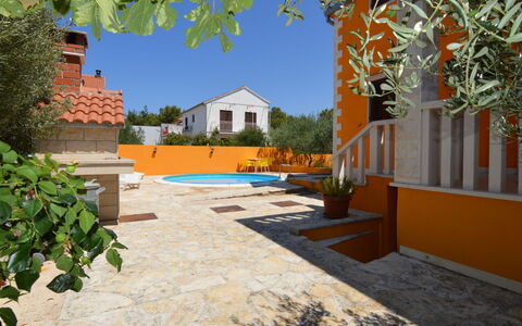 Gorana: Pianta, Cielo, Costruzione, Giorno, Proprietà, Azzurro, Illuminazione, Albero, Shade, Luce Del Sole