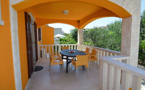 Gorana: Proprietà, Tavolo, Mobilia, Pianta, Costruzione, Shade, Cielo, Sedia, Interior Design, Mobili Da Esterno