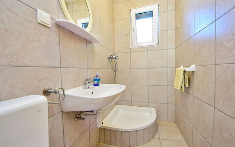 Tina: Rubinetto, Idraulico Fixture, Proprietà, Specchio, Lavello, Lavandino Del Bagno, Bagno, Viola, Interior Design, Pavimento