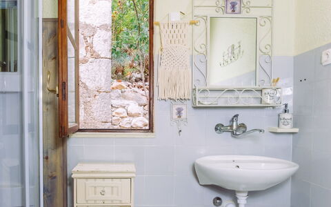 Podcempres: Specchio, Rubinetto, Lavello, Lavandino Del Bagno, Idraulico Fixture, Proprietà, Viola, Finestra, Azzurro, Bagno