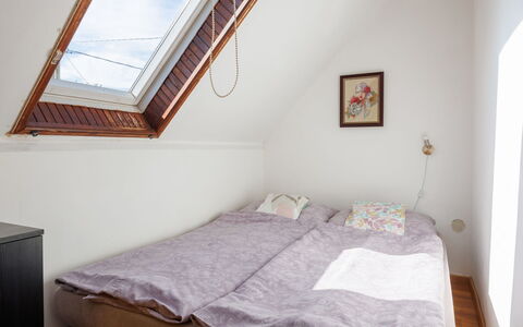 Dul: Letto, Camera Da Letto, Parete, Legna, Lenzuolo, Bedding, Pavimento, Pavimentazione, Interior Design, Soffitto