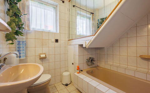 Dul: Idraulico Fixture, Bagno, Pavimentazione, Interior Design, Pavimento, Lavandino Del Bagno, Idraulico, Rubinetto, Lavello, Soffitto
