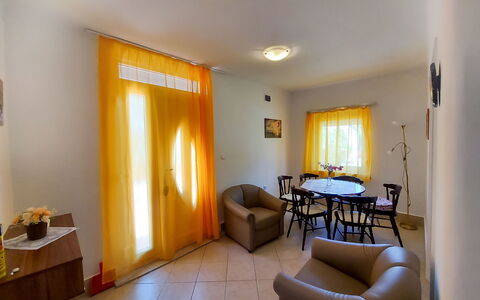 Violett: Tavolo, Proprietà, Comfort, Legna, Tessile, Interior Design, Pavimento, Divano, Sedia, Pavimentazione