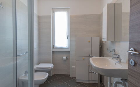 Madal (Grv399): Bagno, Proprietà, Camera, Piastrella, Idraulico Fixture, Pavimento, Immobiliare, Architettura, Interior Design, Parete