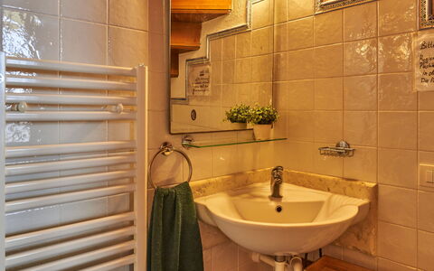 Braga 602: Rubinetto, Idraulico Fixture, Lavello, Proprietà, Lavandino Del Bagno, Pianta, Bagno, Legna, Interior Design, Viola