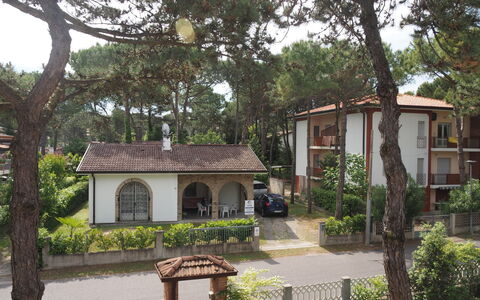 Villa Salvador: Pianta, Proprietà, Costruzione, Cielo, Finestra, Albero, Quartiere, Villetta, Parete, Zona Residenziale
