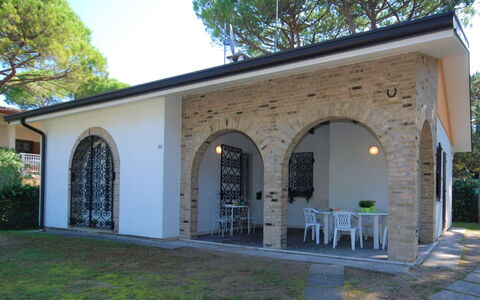Villa Salvador: Pianta, Cielo, Albero, Shade, Costruzione, Finestra, Erba, Paesaggio, Porta