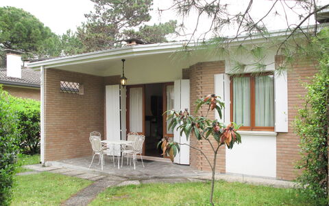 Villa Azalea: Proprietà, Casa, Casa, Immobiliare, Costruzione, Zona Residenziale, Architettura, Villetta, Cortile, Tetto