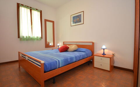Villa Azalea: Mobilia, Proprietà, Comfort, Finestra, Costruzione, Azzurro, Legna, Telaio Del Letto, Interior Design, Arancia