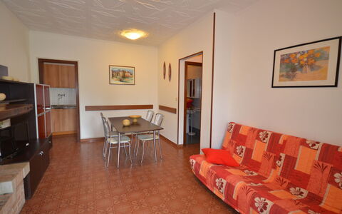 Villa Azalea: Mobilia, Cornice, Legna, Illuminazione, Interior Design, Comfort, Pavimentazione, Soggiorno, Pavimento, Latifoglie
