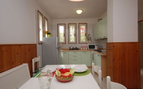 Villa Isolina: Tavolo, Mobilia, Proprietà, Cabinetry, Tavola, Illuminazione, Interior Design, Legna, Sedia, Pavimento