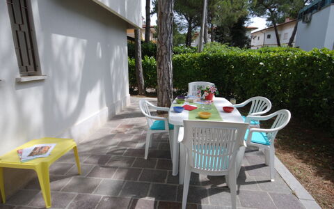 Villa Isolina: Tavolo, Pianta, Proprietà, Mobilia, Finestra, Costruzione, Sedia, Tavolo Esterno, Mobili Da Esterno, Albero