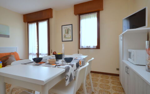 Torre Panorama: Mobilia, Tavolo, Finestra, Costruzione, Legna, Cabinetry, Pavimento, Pavimentazione, Tovaglia