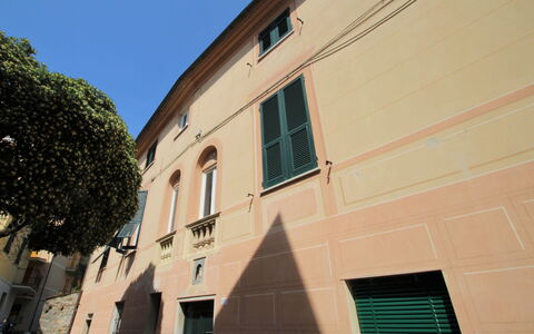 Casa Centrale: Cielo, Pianta, Costruzione, Giorno, Proprietà, Finestra, Albero, Architettura, Urban Design, Tempo Libero