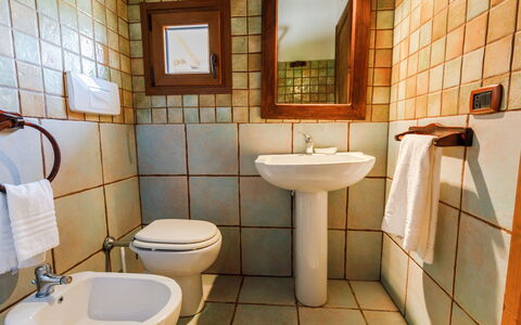 Mare di Ginepri (Bad115): Specchio, Lavello, Lavandino Del Bagno, Rubinetto, Idraulico Fixture, Proprietà, Bianca, Viola, Bagno, Interior Design