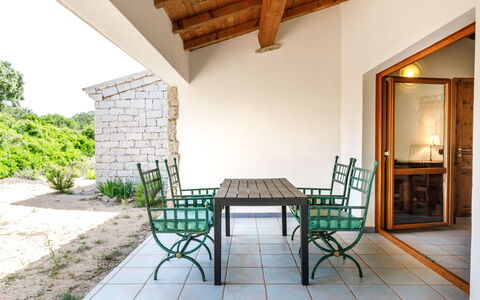 Mare di Ginepri (Bad115): Tavolo, Pianta, Mobilia, Costruzione, Sedia, Legna, Interior Design, Shade, Pavimento, Mobili Da Esterno
