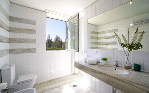 Villa Golf: Proprietà, Vasca Da Bagno, Pianta, Idraulico Fixture, Interior Design, Bagno, Costruzione, Pianta Della Casa, Rubinetto, Legna