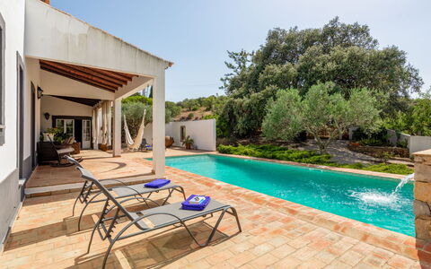 Quintal das Oliveiras: Acqua, Cielo, Pianta, Piscina, Sedia, Costruzione, Albero, Mobili Da Esterno, Shade, Tempo Libero