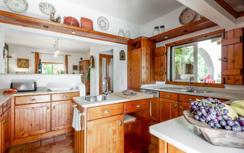 Quintal das Oliveiras: Controsoffitto, Cabinetry, Mobilia, Proprietà, Tavolo, Finestra, Cassetto, Cornice, Cucina, Legna