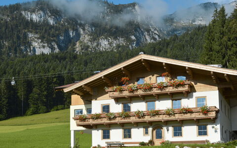 Nachbarbauer: Hill Station, Geografia Montane, Montagna, Paesino Di Montagna, Catena Montuosa, Casa, Proprietà, Paesaggio Naturale, Casa, Tetto