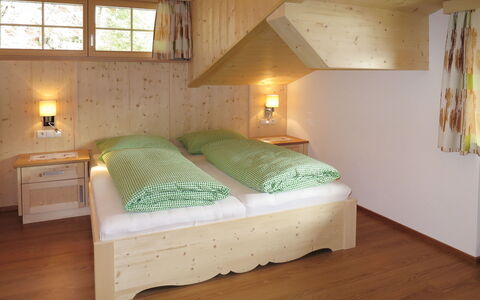 Nachbarbauer: Camera Da Letto, Letto, Mobilia, Camera, Proprietà, Telaio Del Letto, Pavimento, Lenzuolo, Soffitto, Pavimento In Legno