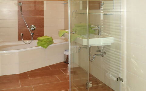 Nachbarbauer: Bagno, Camera, Piastrella, Proprietà, Pavimento, Interior Design, Costruzione, Pavimentazione, Soffitto, Casa