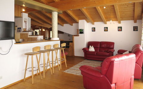 Nachbarbauer: Mobilia, Proprietà, Divano, Legna, Pavimentazione, Pavimento, Interior Design, Soggiorno, Pavimento Laminato, Latifoglie