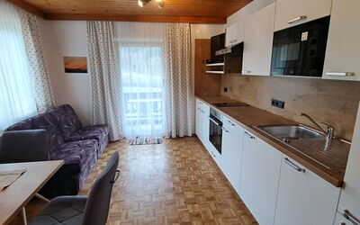 Mondsee 605: Cabinetry, Mobilia, Proprietà, Lavello, Controsoffitto, Lavandino Della Cucina, Costruzione, Rubinetto, Legna, Tenda