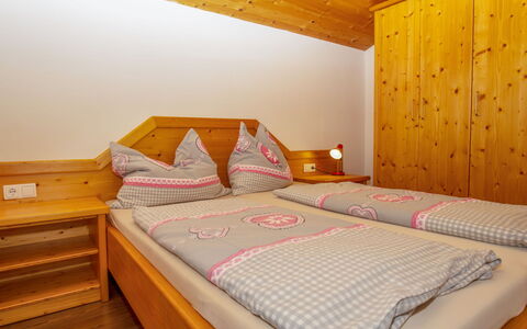 Eben im Pongau 603: Mobilia, Proprietà, Comfort, Legna, Arancia, Letto, Interior Design, Costruzione, Pavimento, Telaio Del Letto
