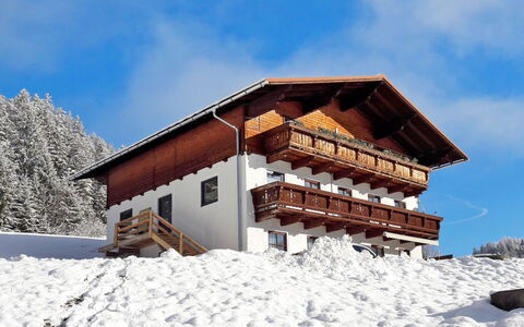Radstadt 606: Cielo, Nube, Costruzione, Neve, Finestra, Casa, Albero, Pendenza, Legna, Paesaggio