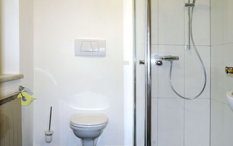 Radstadt 606: Bagno, Proprietà, Camera, Idraulico Fixture, Gabinetto, Toilet Seat, Idraulico, Piastrella, Rubinetto, Pavimento