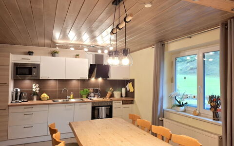 Bergfried: Interior Design, Mobilia, Lampada, Pavimentazione, Legna, Soffitto, Cucina, Controsoffitto, Pavimento, Cucina & Sala Da Pranzo Tavolo