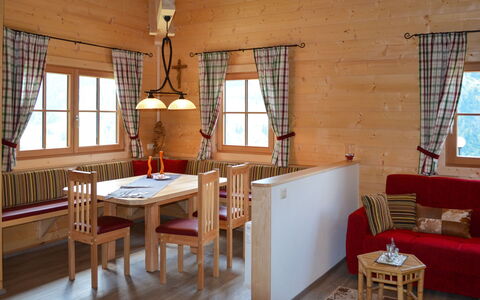 Waltl: Mobilia, Tavolo, Finestra, Costruzione, Finestra Cieca, Legna, Sedia, Interior Design, Pavimento, Casa