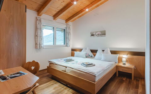 Ingrid: Tavolo, Mobilia, Proprietà, Costruzione, Finestra, Comfort, Legna, Telaio Del Letto, Interior Design, Lampada