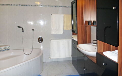 Kaprun 662: Rubinetto, Idraulico Fixture, Lavello, Proprietà, Vasca Da Bagno, Bagno, Lavandino Del Bagno, Interior Design, Illuminazione, Doccia
