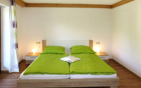 Kaprun 663: Camera Da Letto, Letto, Mobilia, Camera, Proprietà, Telaio Del Letto, Interior Design, Lenzuolo, Parete, Soffitto