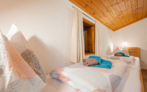 Angererhof: Camera Da Letto, Interior Design, Soffitto, Lenzuolo, Letto, Casa, Bedding, Biancheria, Telaio Del Letto, Cuscino