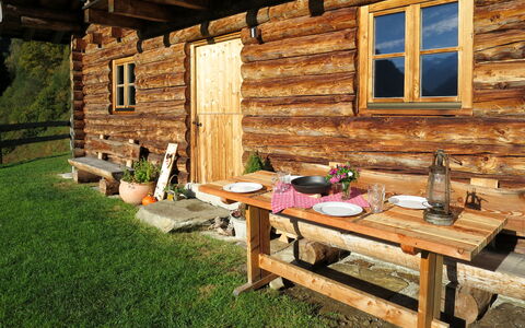 Sturmbachhütte: Pianta, Costruzione, Finestra, Legna, Illuminazione, Vaso Di Fiori, Interior Design, Erba, Shade, Pavimentazione