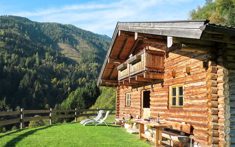 Sturmbachhütte: Paesaggio Naturale, Proprietà, Casa, Costruzione, Montagna, Cielo, Casa, Architettura, Erba, Log Cabin