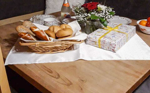 Sturmbachhütte: Tavolo, Mobilia, Camera, Controsoffitto, Sala Da Pranzo, Legna, Interior Design, Brunch, Latifoglie, Tavolino Da Caffè