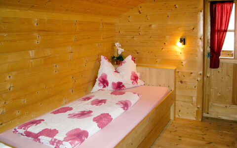 Sturmbachhütte: Camera Da Letto, Letto, Camera, Mobilia, Telaio Del Letto, Proprietà, Lenzuolo, Rosa, Interior Design, Pavimento